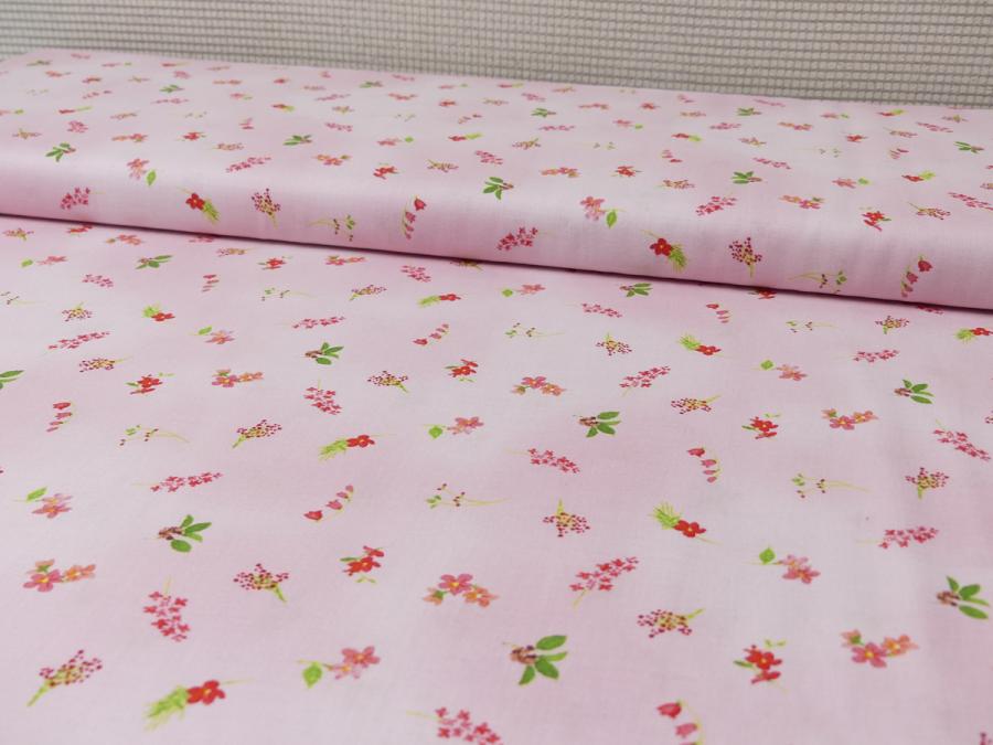 Patchworkstoff aus der Kollektion Flowershop von Clothworks rosa mit kleinen Blüten in pink rot